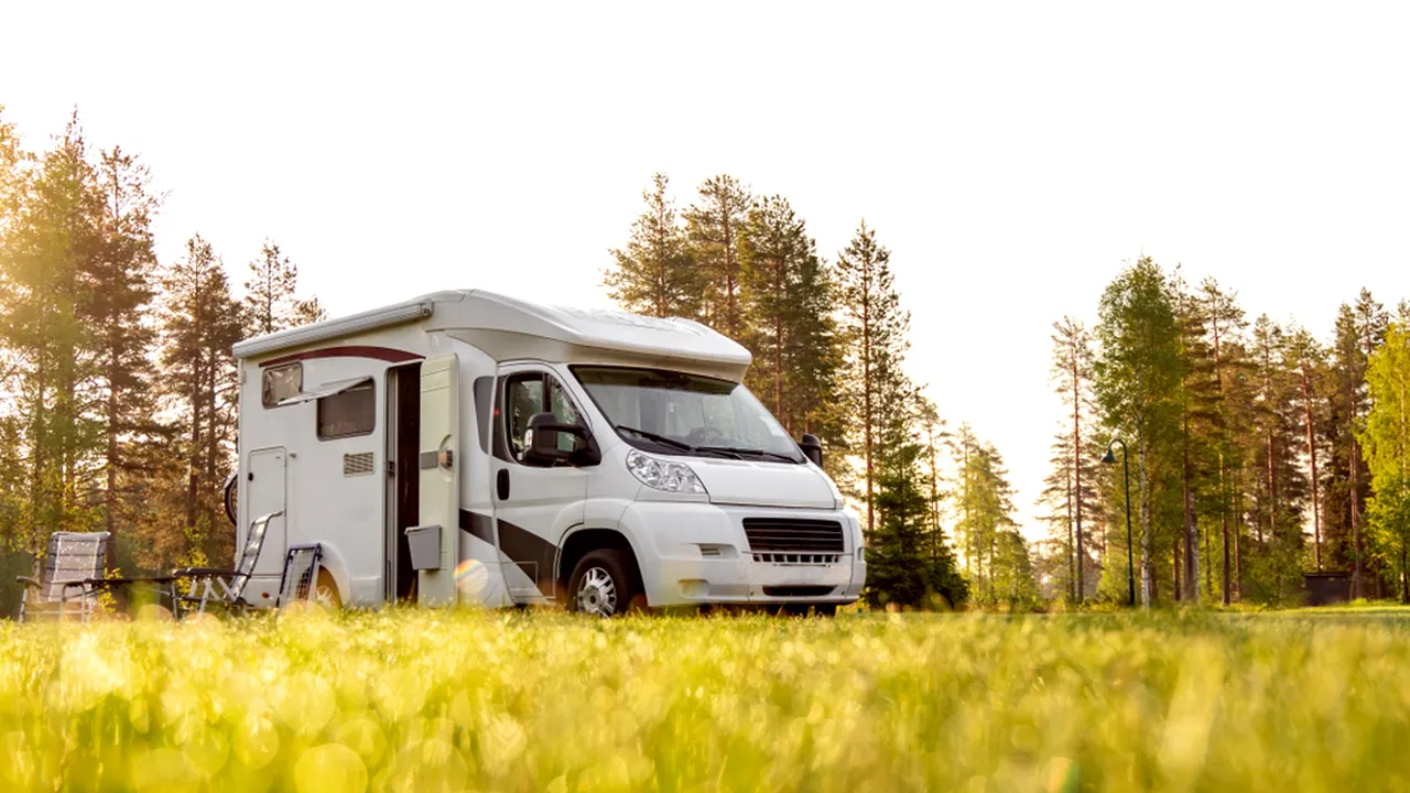 Soluția găsită de un tânăr pentru a putea face față cheltuielilor zilnice. Vrea să se mute într-o AUTORULOTĂ