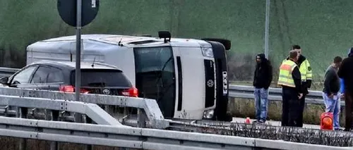 Un microbuz în care se aflau nouă români, răsturnat pe o autostradă din Germania: Autoturismul s-a învârtit de mai multe ori / Un român cu răni grave a fost transportat la un spital din zonă 