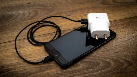 Cum îți încarci telefonul, dacă ai rămas cu bateria descărcată și nu ai o priză. Trucul genial pe care puțini români îl știu