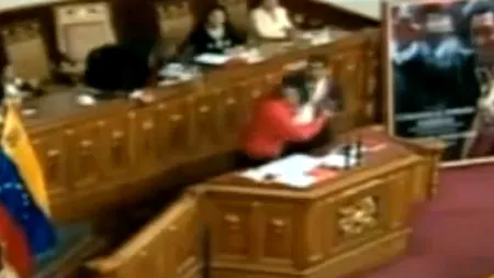 VIDEO - Un bărbat s-a repezit la noul președinte al Venezuelei în timpul ceremoniei de învestitură