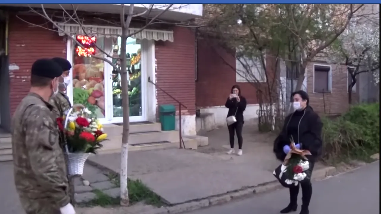 SOLIDARITATE în Galați: Mihaela, asistenta hărţuită de vecini, așteptată cu flori și aplauze de militari | VIDEO