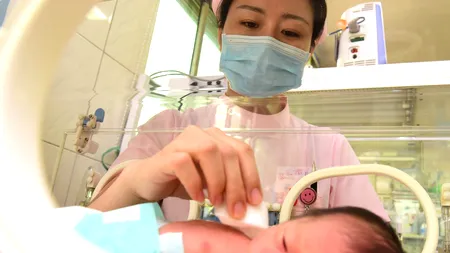 Un bebeluș orfan, BRUSCAT de asistenta care trebuia să îl hrănească