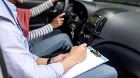 Ce BOLI te împiedică să devii șofer, dar și care este vârsta până la care îți poți reînnoi permisul auto