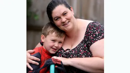 Un băiețel în vârstă de 5 ani a ajuns erou, după ce și-a SALVAT mama de la înec. „A fost incredibil de curajos pentru că a rămas calm”