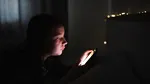 Cum sunt afectați adolescenții de „doomscrolling”. Efectele utilizării smartphone-ului înaintea somnului de noapte