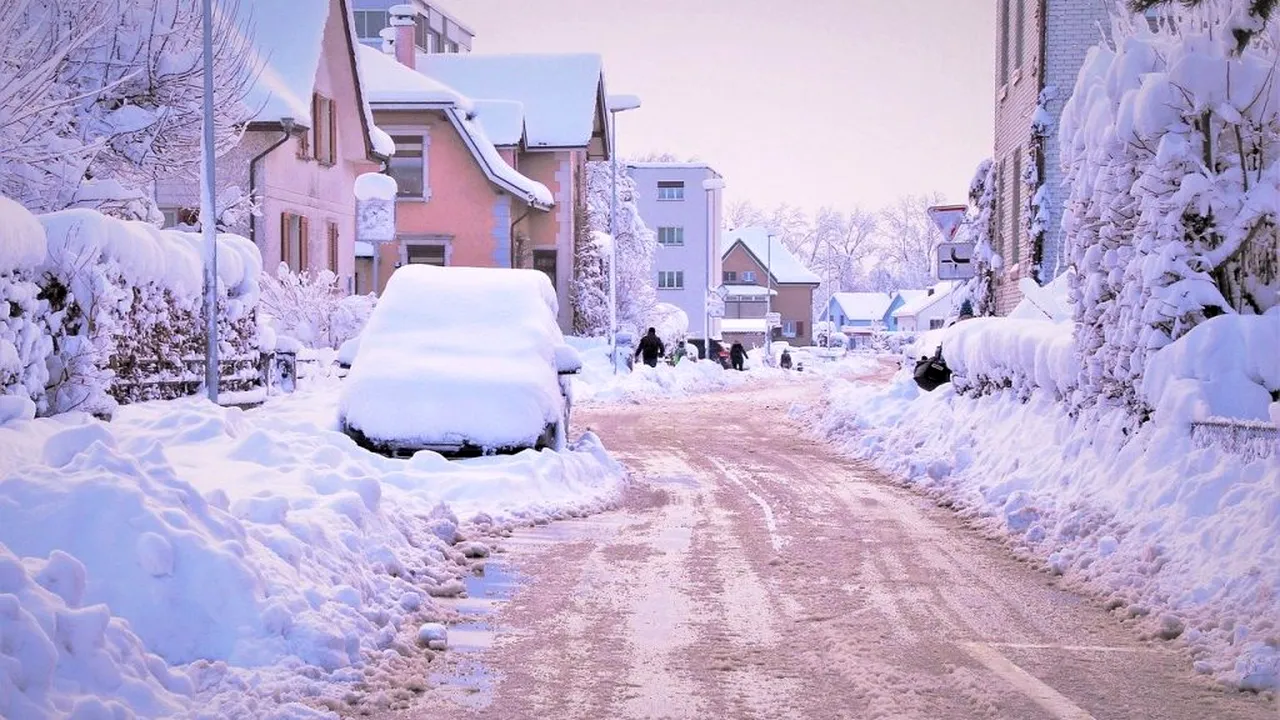 Strat de zăpadă de 12 cm în Capitală! Avertisment pentru șoferi: Vântul scade vizibilitatea