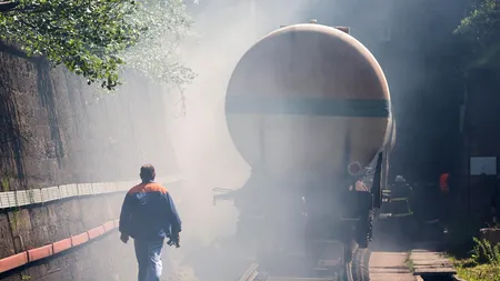 Alertă majoră în Prahova: Incendiu de vegetație lângă 20 de vagoane de tren încărcate cu benzină