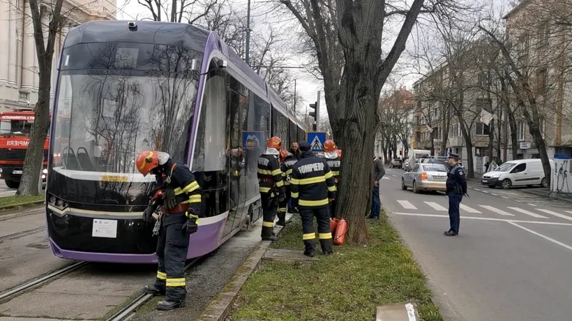 FOTO | Unul dintre noile tramvaie turcești aduse la TIMIȘOARA a luat foc în mers! Călătorii s-au autoevacuat