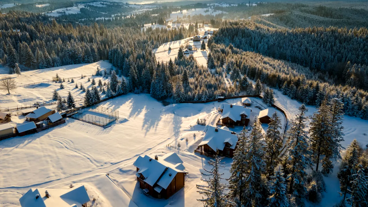 Cât plătești pentru 3 nopți de cazare în Bucovina, de Sărbători. Turiștii sunt întâmpinați cu tradiții cu totul speciale în „Țara Fagilor”