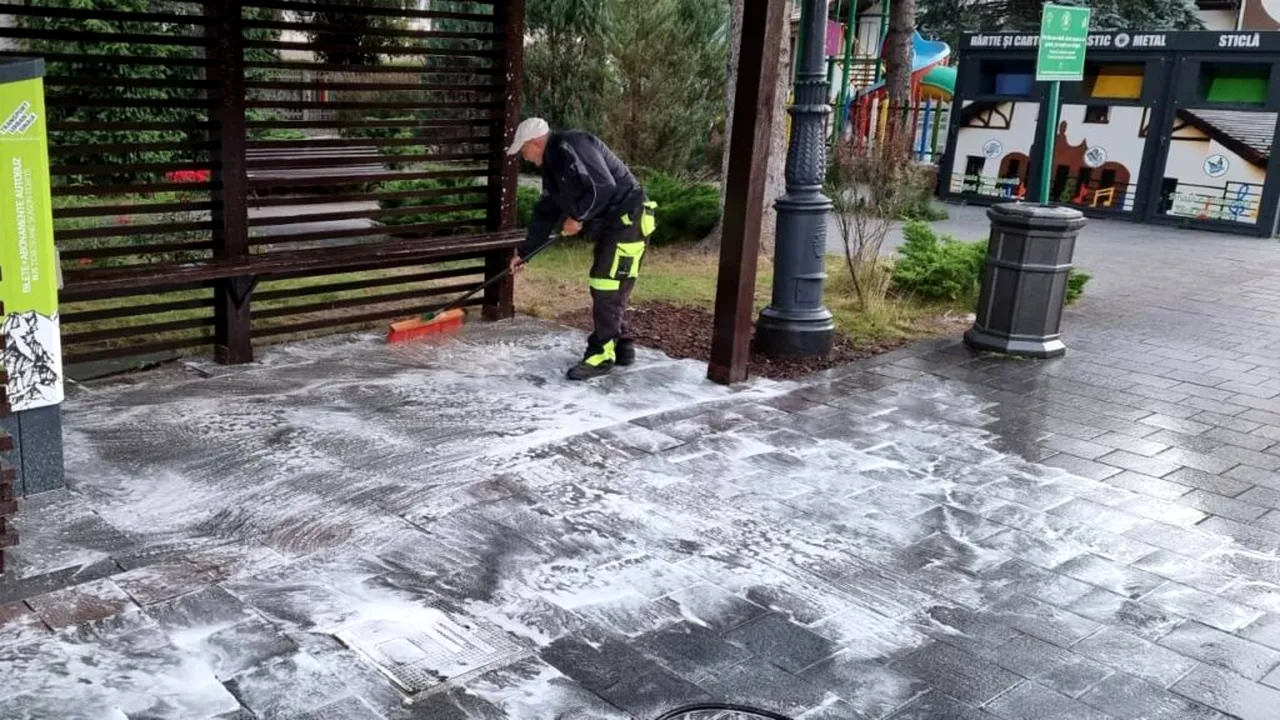 Stațiunea Sinaia, spălată cu detergent după valul de turiști din weekend. „Locurile des frecventate devin murdare” | GALERIE FOTO