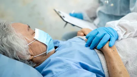 Pacient COVID, „primul din lume care a murit după reinfectarea” cu SARS-CoV-2