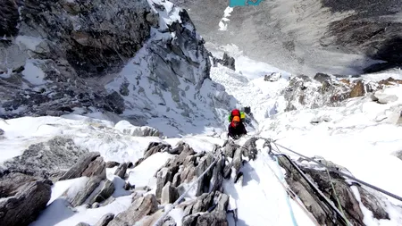 Steagul României, dus pe cele mai înalte culmi de un alpinist arădean