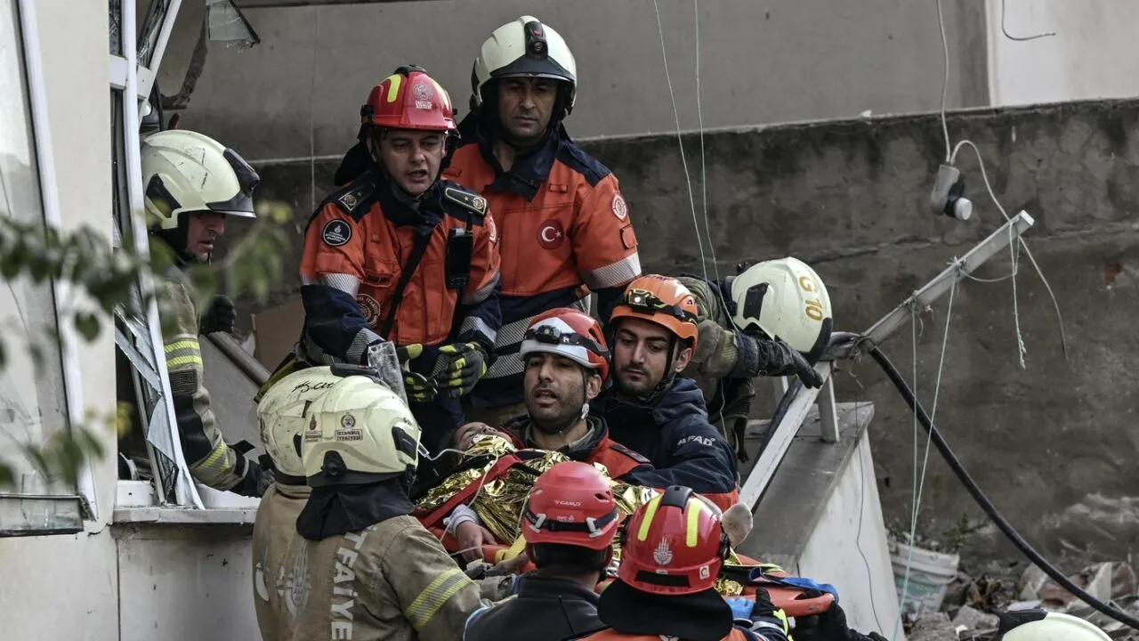 O clădire cu șapte etaje s-a prăbușit în Istanbul. O victimă a murit, 10 persoane au fost salvate. Altele sunt căutate sub dărâmături