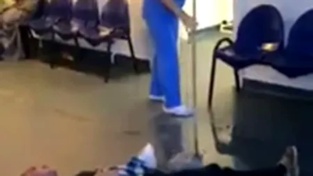 Imagini revoltătoare surprinse la Spitalul din Tulcea: O infirmieră șterge cu mopul pe lângă un pacient căzut