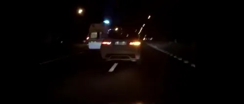 Un vitezoman depășește o ambulanță care se deplasa spre spital cu girofarele aprinse / Martorii susțin că, pe fondul nervilor, șoferul SUV-ului ar fi dat și „flash-uri VIDEO