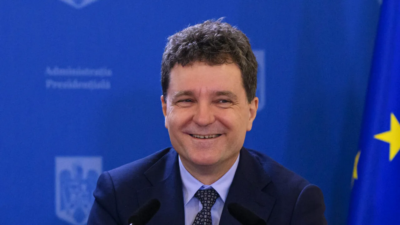 Cu cine merge Nicușor Dan la reuniunea Consiliului European de la Bruxelles. Imagini din avion