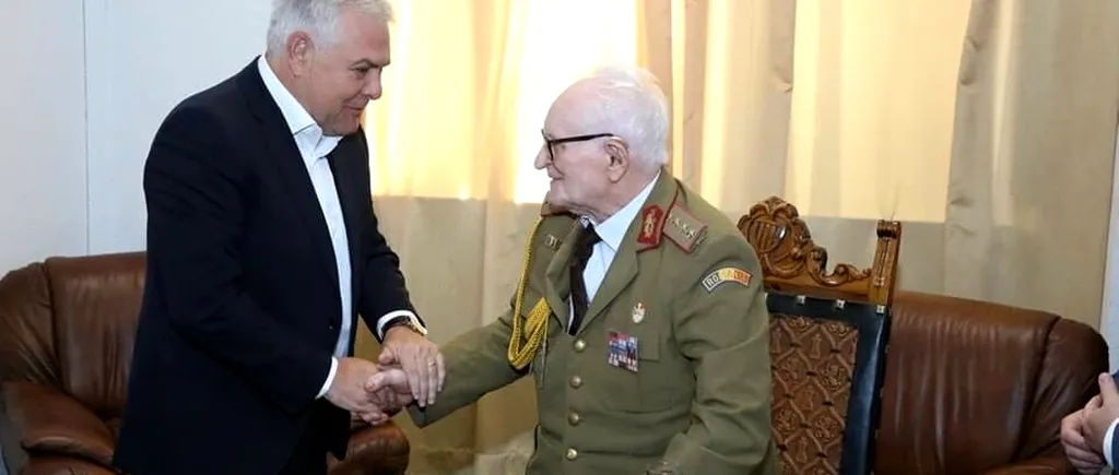 Un veteran de război a fost decorat de Angel Tîlvăr la împlinirea vârstei de 102 ani