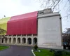 Bolojan vrea să le taie sporurile. Angajații de la Guvern spun că”lucrează în medii toxice, insalubre sau solicitante fizic şi psihic”