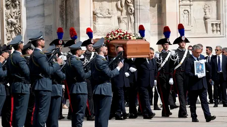 FOTO | Mii de oameni au participat la funeraliile lui Silvio Berlusconi. Fostul premier italian a fost aplaudat pe ultimul drum