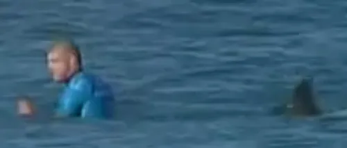Imaginile anului: un surfer ALUNGĂ rechinul care îl atacase, în timpul unei competiții