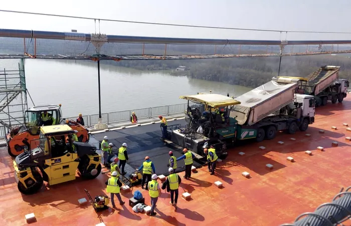 A început asfaltarea la podul peste Dunăre de la Brăila