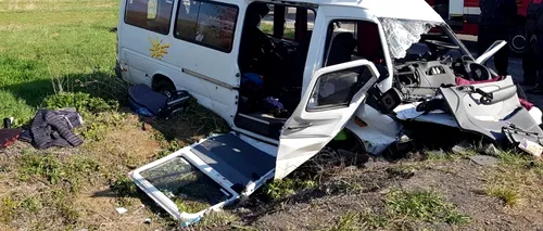 Un microbuz cu 10 elevi la bord a fost implicat într-un accident, după ce șoferul a adormit. Bilanț: 5 răniți, din care doi sunt în stare gravă - FOTO / VIDEO