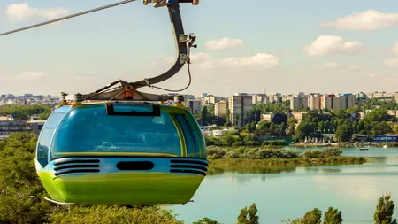 Cel puțin 100 de persoane au rămas blocate în telegondola din Mamaia. Două persoane au suferit un atac de panică | VIDEO