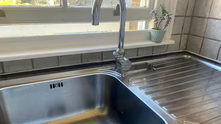 Produsul ieftin care lasă chiuveta strălucitoare, fără oțet și fără efort