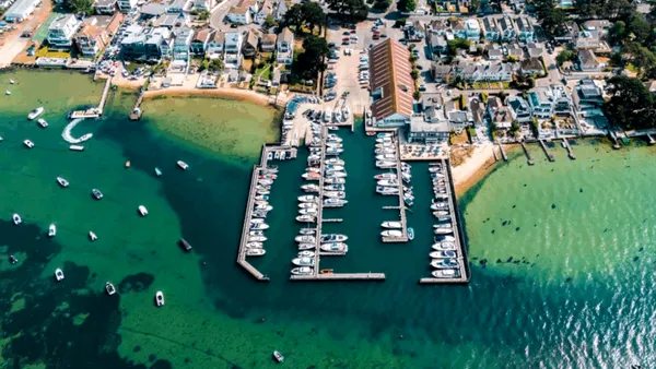 Un milionar britanic a cumpărat un conac într-o zonă exclusivistă doar pentru a-l demola. Ce proiecte are bancherul