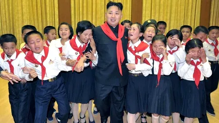 FOTOGRAFIA ZILEI: Kim Jong Un, primit cu țipete și plânsete de membrii Uniunii Copiilor din Coreea de Nord