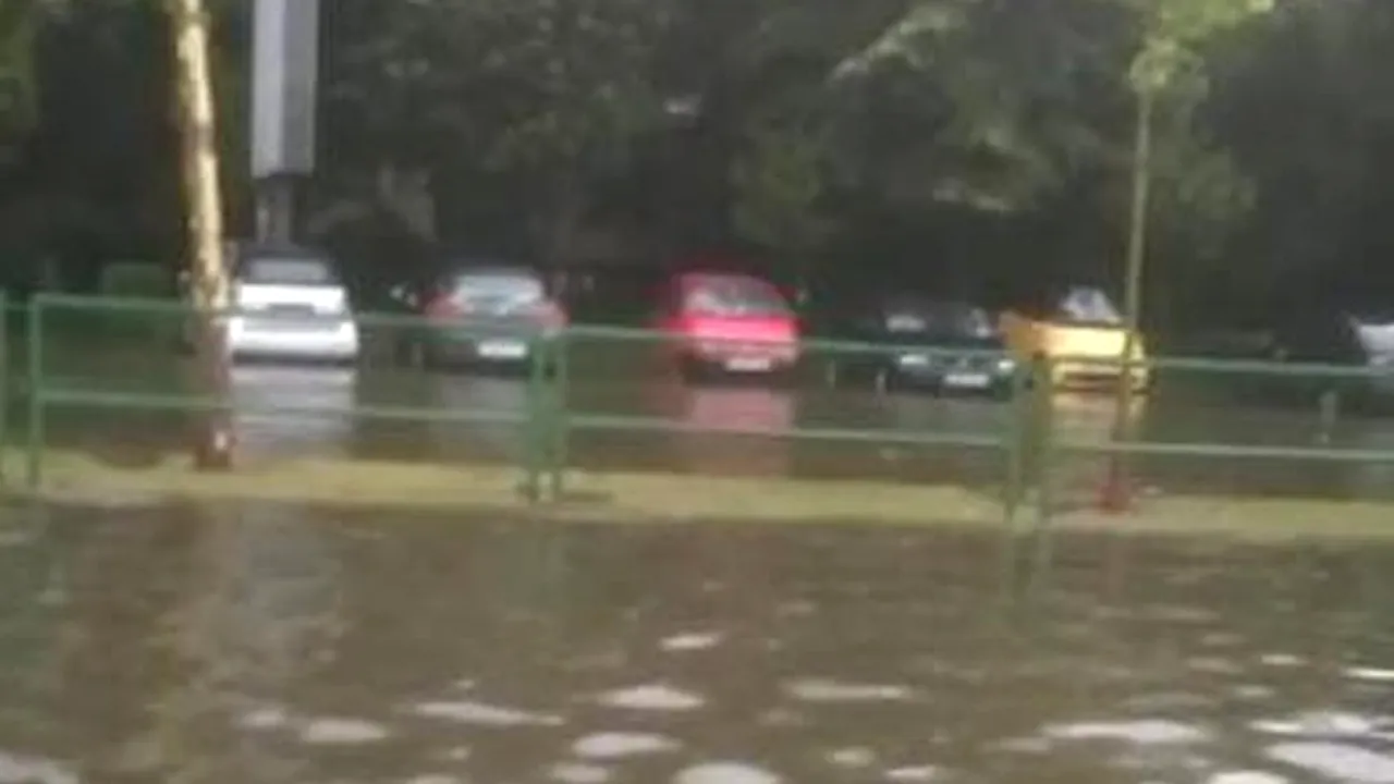 ISU a avut 12 intervenții în Capitală și în Ilfov pentru degajarea apei