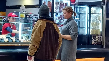 Ce a pățit o femeie din Iași, în timp ce mânca într-un fast-food din mall: 