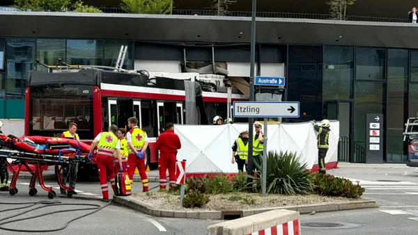Un autobuz a intrat într-un supermarket din Salzburg: un mort, zeci de răniți. Care a fost cauza accidentului