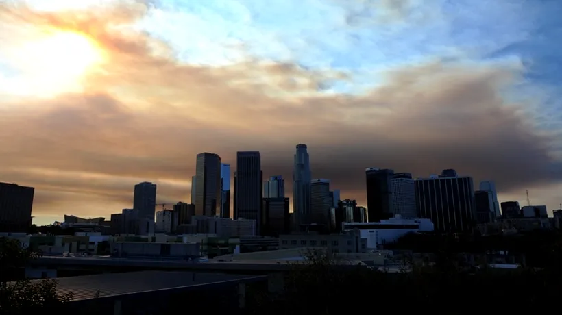 Sute de pompieri încearcă să stingă un incendiu de vegetație la periferia orașului Los Angeles