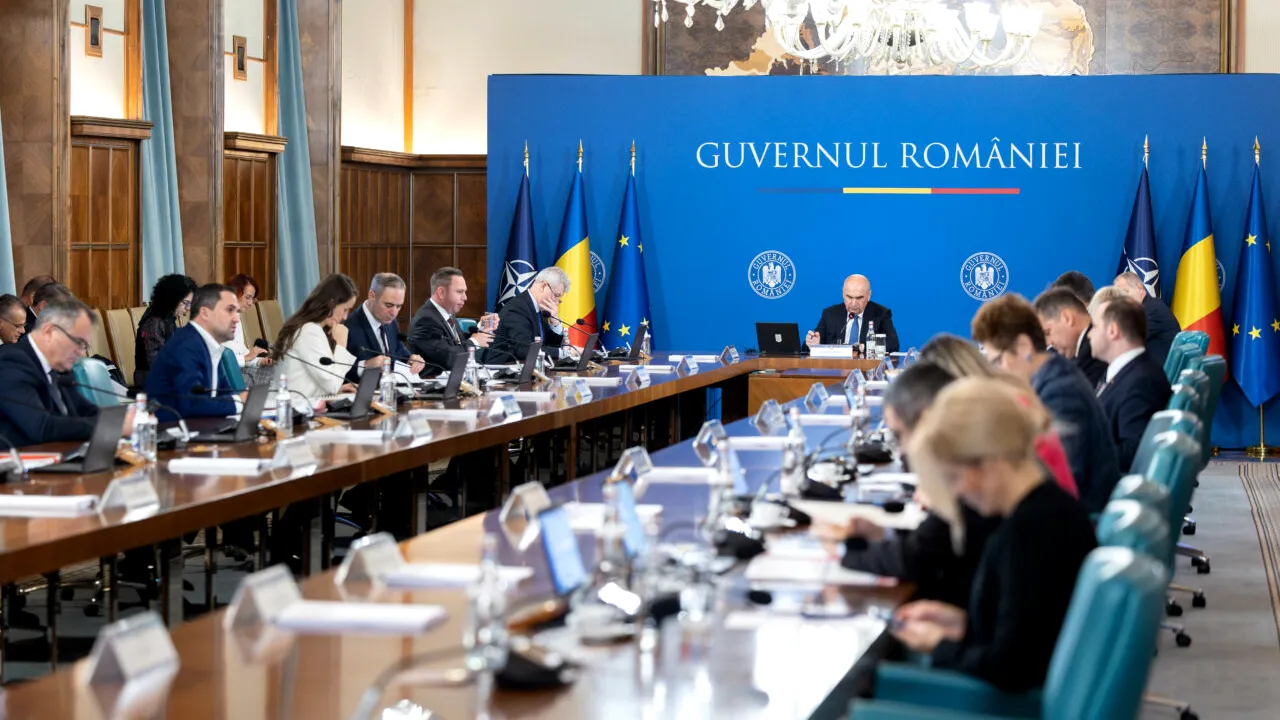 Guvernul Bolojan adoptă legea pensiilor magistraților și rectificarea bugetară. Marți își asumă răspunderea în Parlament pe pensiile speciale