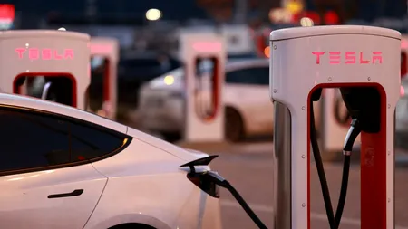 Tesla anunță primul declin al livrărilor anuale, în contextul unei cereri tot mai scăzute de automobile electrice