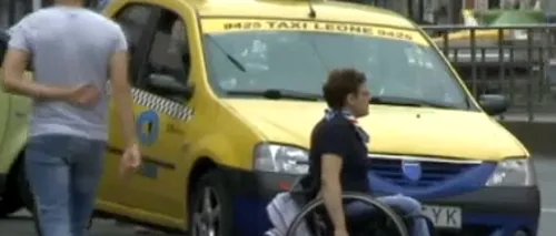 O femeie în scaun cu rotile, scuipată de taximetristul care a refuzat să o ia în mașină