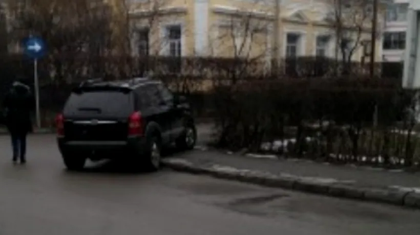 Un șofer din Botoșani își parca zilnic bolidul pe trotuar. Într-o zi, un pieton s-a săturat să se tot strecoare pe lângă mașină și a luat atitudine