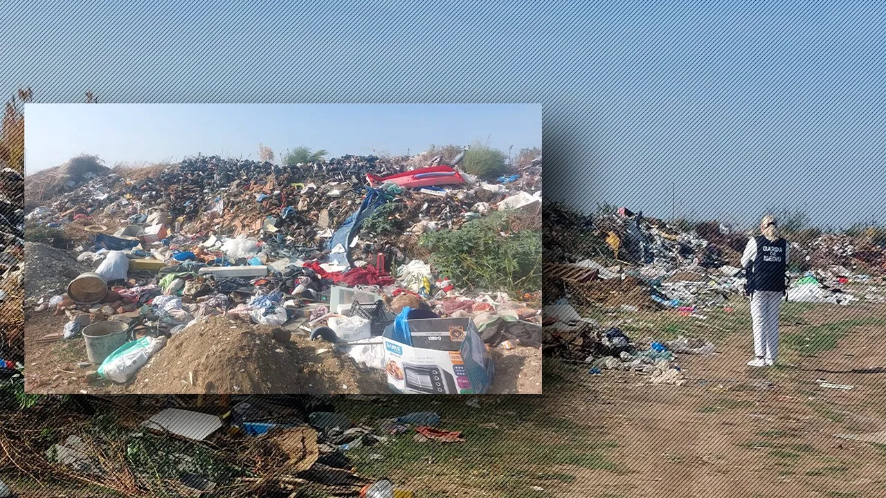 Focar de INFECȚIE în localitatea Calopăr din județul Dolj. Mii de perechi de încălțăminte second-hand hand au fost aruncate într-o groapă ilegală