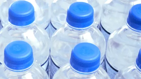 Pericolul din apa plată îmbuteliată. Cel mai periculos material de pe Pământ a ajuns și acolo