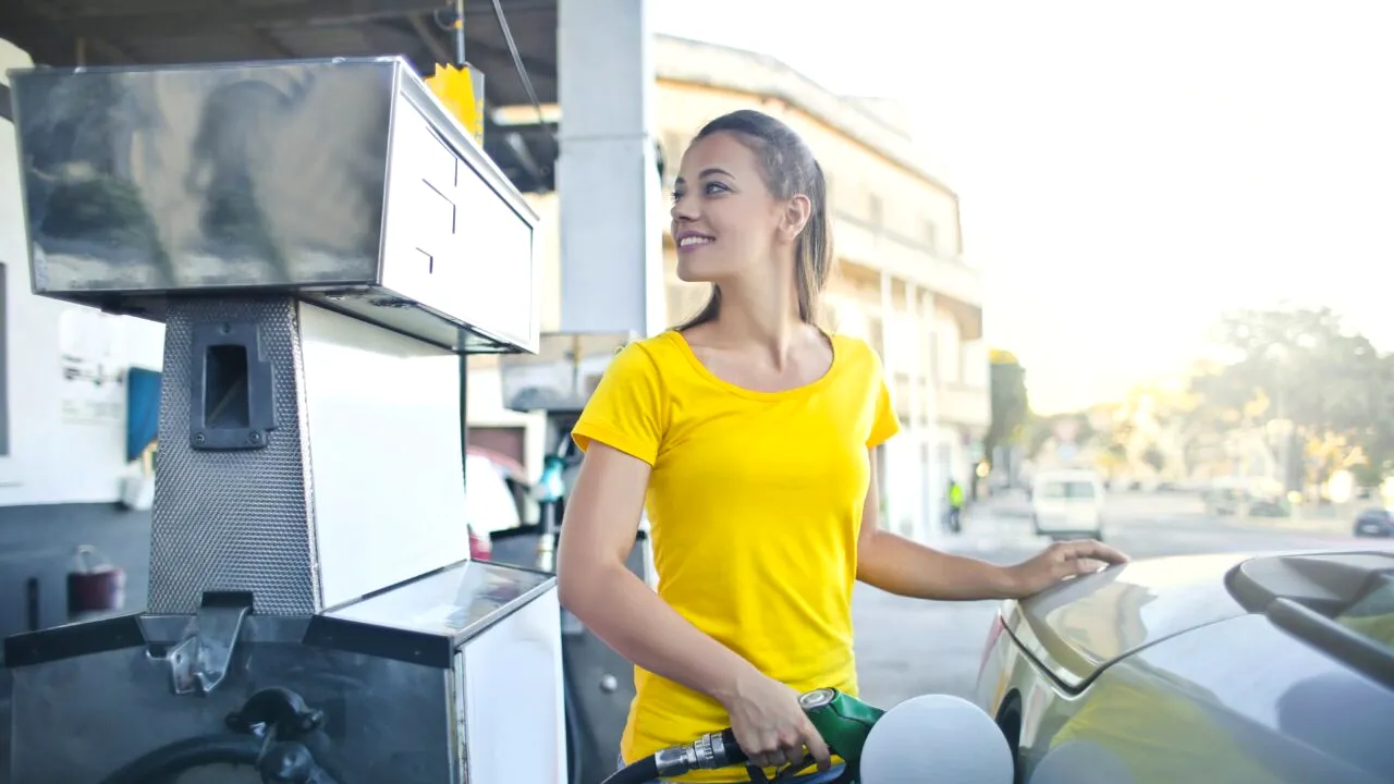 Coadă imensă la o benzinărie unde se putea alimenta gratis