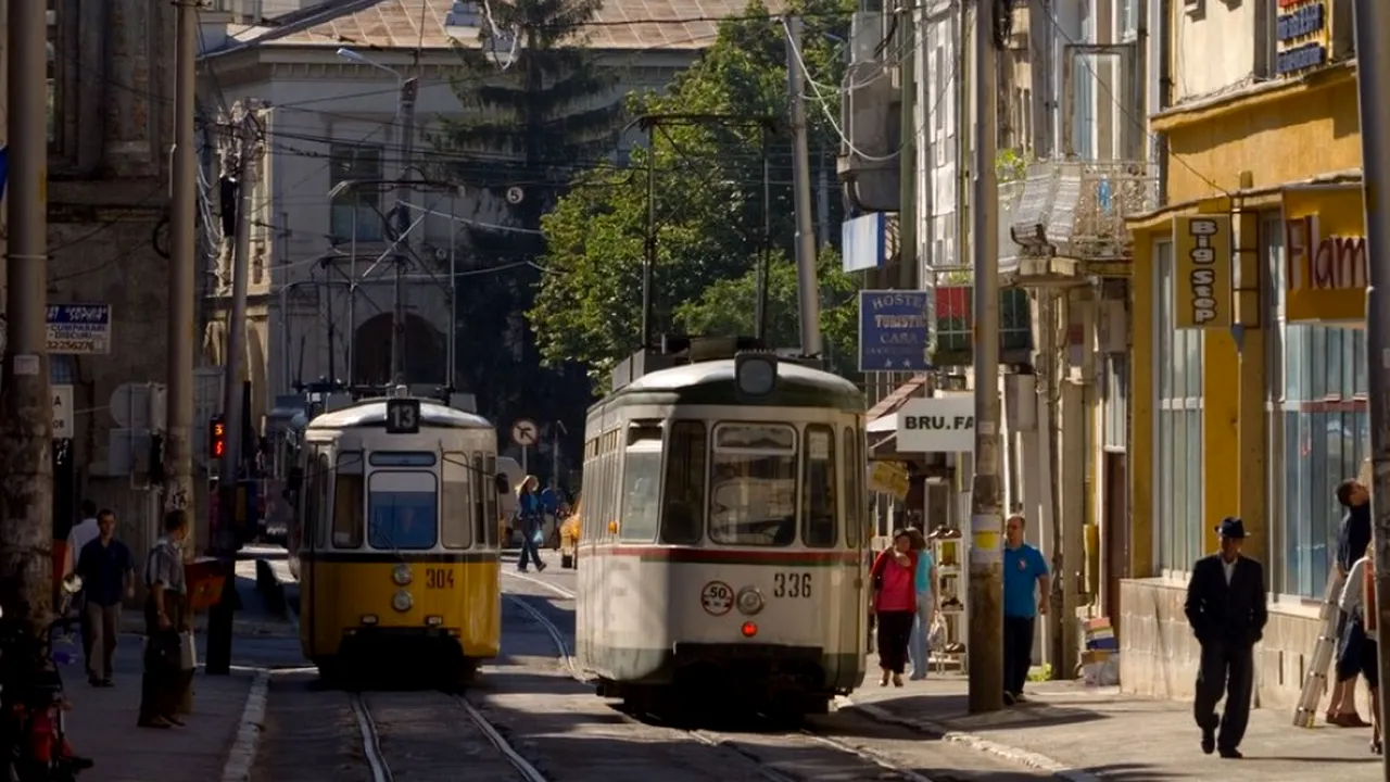 Un șofer de 19 ani a BLOCAT circulația a zece tramvaie după ce și-a parcat mașina pe șine: Am crezut că nu încurc pe nimeni