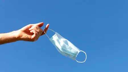 Spania renunță la masca de protecție în exterior