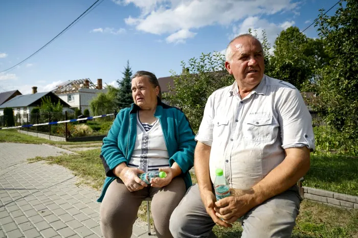 Alicja (stânga) stă lângă soțul ei, Tomasz Wesolowscy, în timp ce poliția și armata inspectează pagubele provocate casei lor de resturile unei drone rusești doborâte în satul Wyryki-Wola, estul Poloniei, pe 10 septembrie 2025. Apărarea aeriană a NATO a ajutat la contracararea dronelor care au intrat în spațiul aerian polonez peste noapte, iar șeful alianței, Mark Rutte, este în contact cu Varșovia, a declarat miercuri o purtătoare de cuvânt a NATO. Prim-ministrul polonez, Donald Tusk, a declarat miercuri că încălcarea spațiului aerian polonez de către mai multe drone rusești peste noapte a fost o provocare majoră îndreptată împotriva UE și a statului membru NATO 