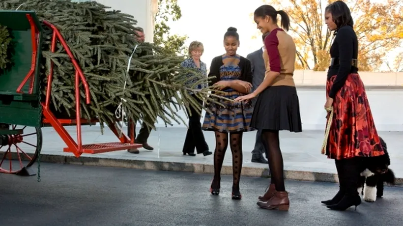 Michelle Obama și fiicele sale au primit bradul de Crăciun de la Casa Albă. VIDEO