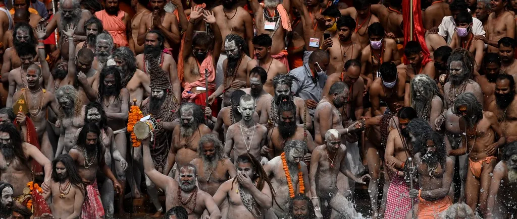 India: Zeci de mii de oameni se îngrămădesc să facă baie în Gange, pentru a se spăla de păcate. Între timp, țara a devenit a doua cea mai afectată de pandemia de COVID-19 | GALERIE FOTO