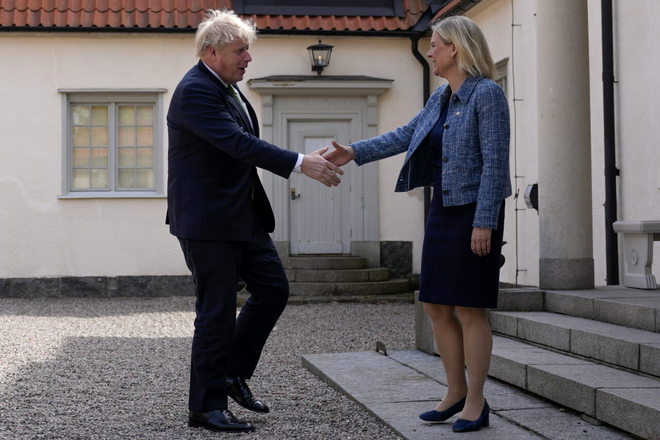 Prim-ministrul Suediei şi omologul său britanic au încheiat un acord de apărare reciprocă. Semnarea declaraţiei are loc înaintea deciziei Stockholmului de aderare la NATO
