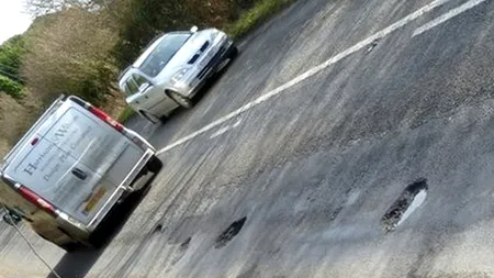Românii află de gropi când dau cu mașinile în ele. Britanicii le găsesc AȘA