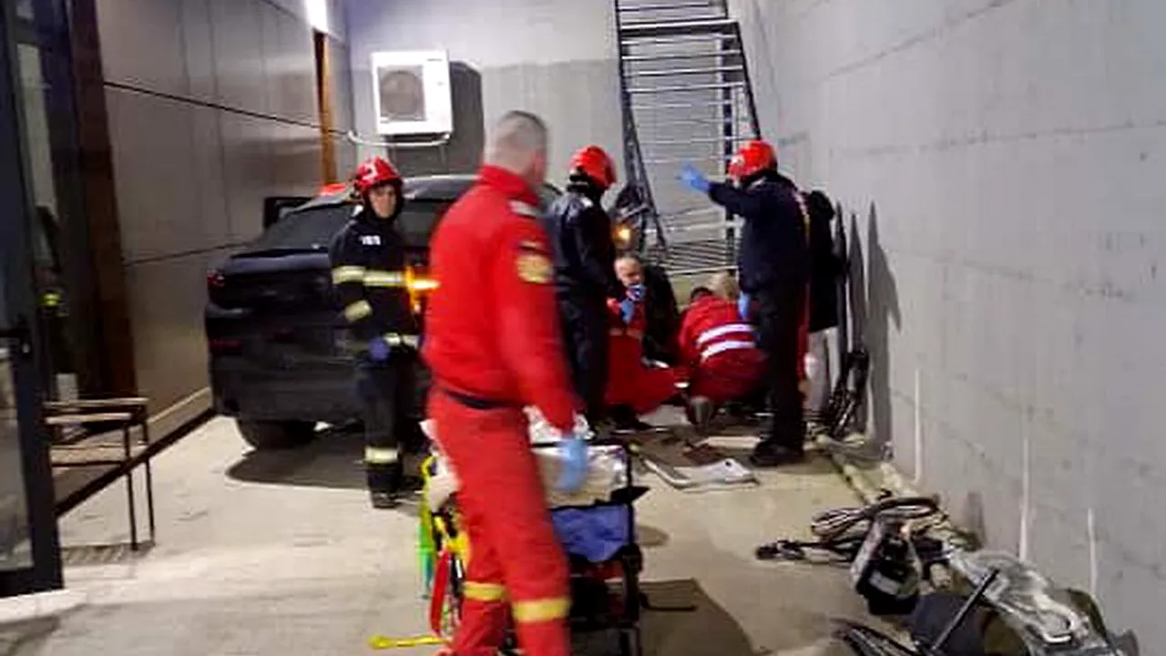 Un tânăr a MURIT și două persoane au fost rănite, după ce o fostă judecătoare i-a lovit cu mașina în curtea unui spital din Bihor. A încurcat pedalele