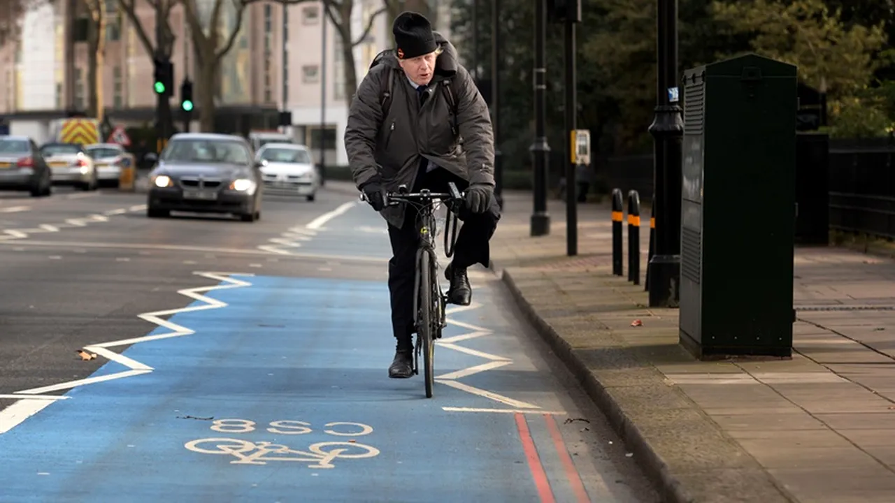 Primarul Boris Johnson, filmat în timp ce îl înjură pe un taximetrist, în centrul Londrei